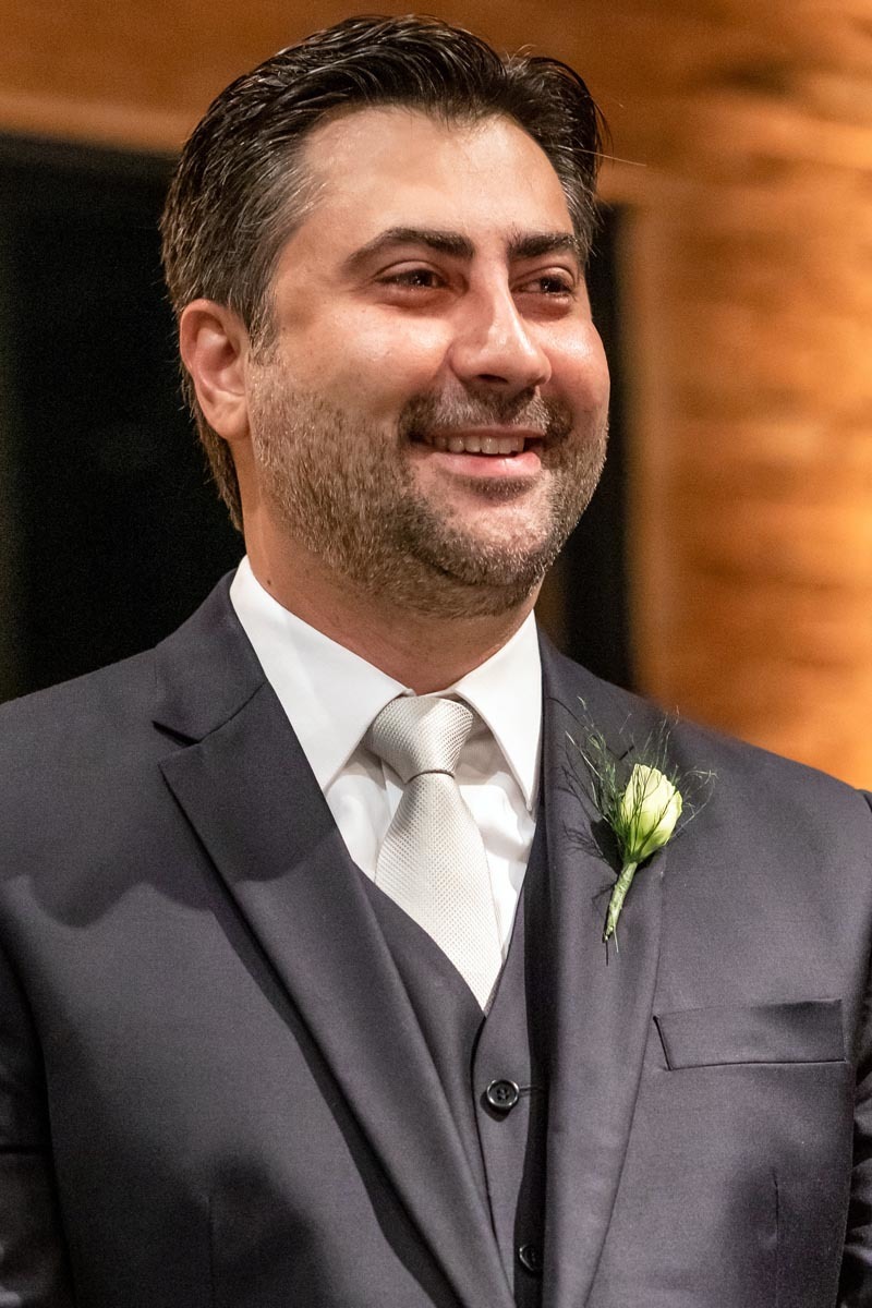 noivo com terno Ricardo Almeida aguardando a noiva entrar em seu