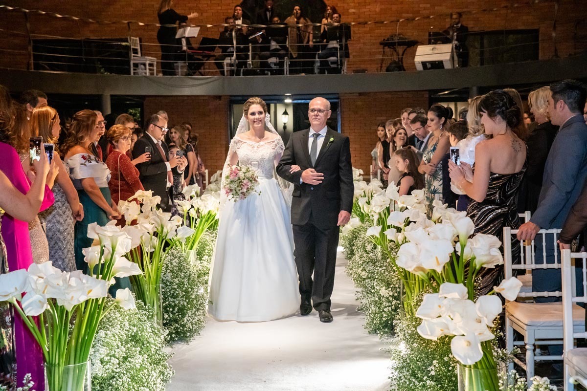 noiva com seu pai entrando na capela do Espaço Golf