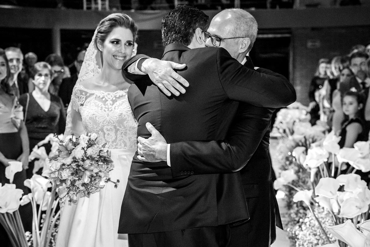 abraço do pai no noivo