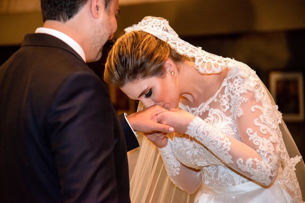 beijo na aliança do noivo