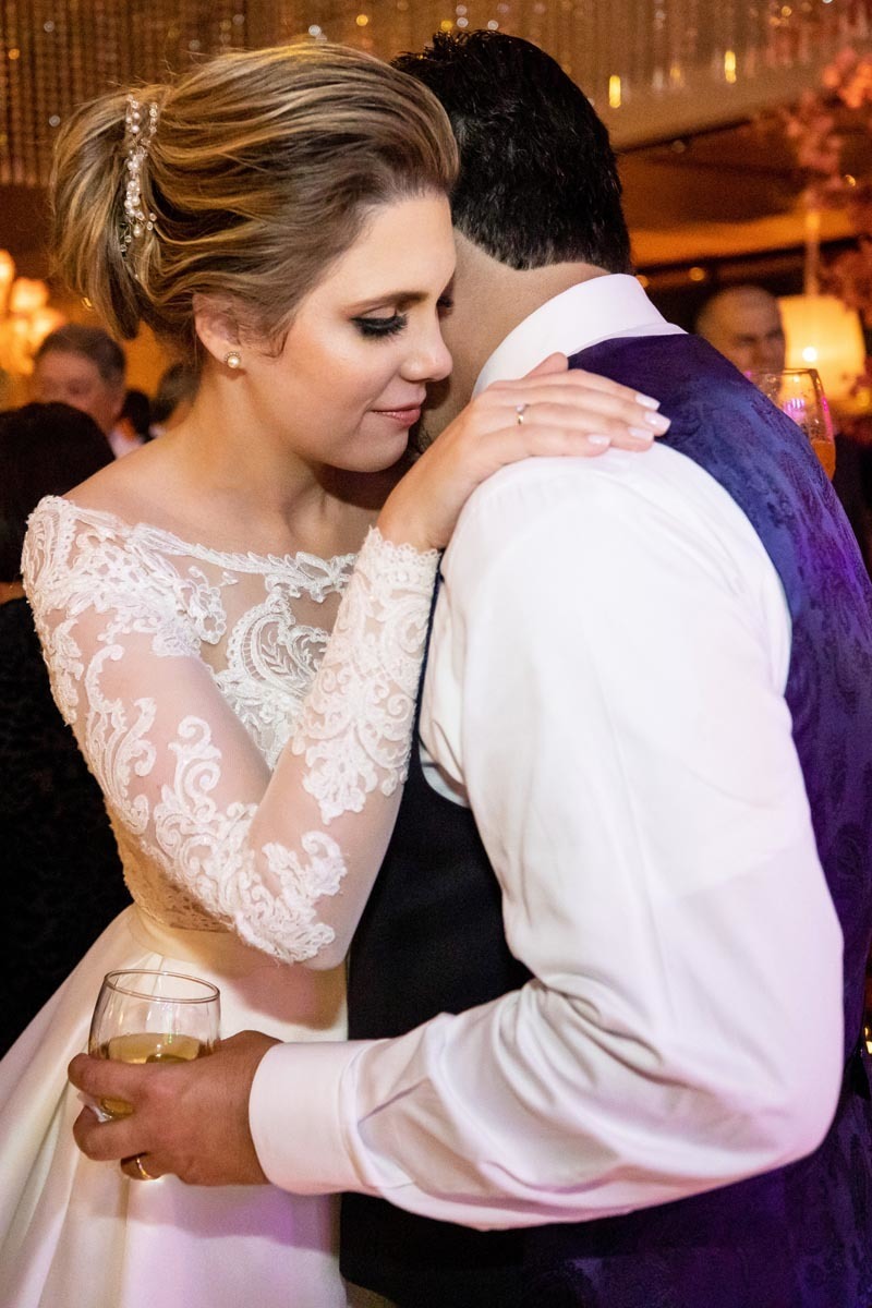 carinho dos noivos na pista de dança do espaço golf em Ribeirão Preto