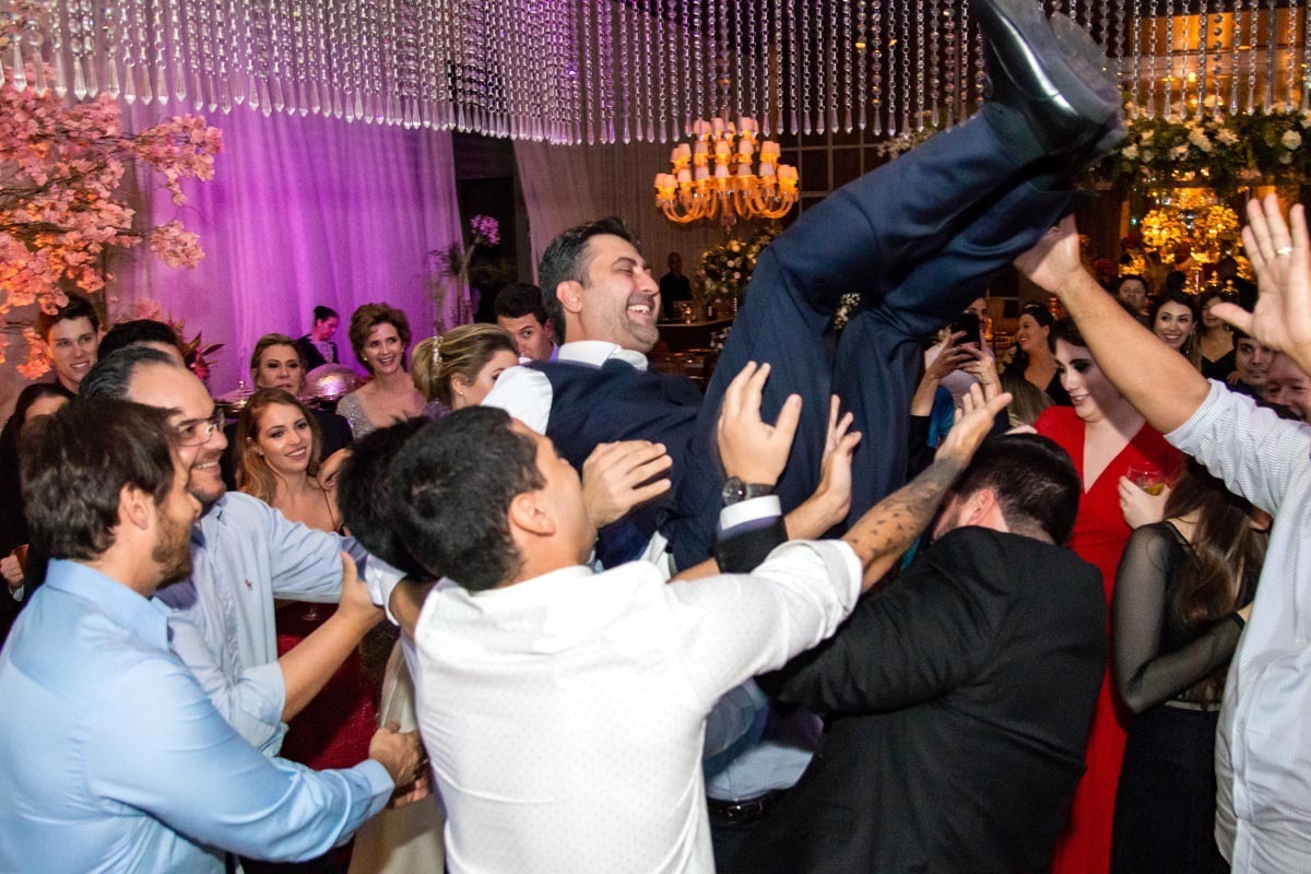 jogando o noivo para cima