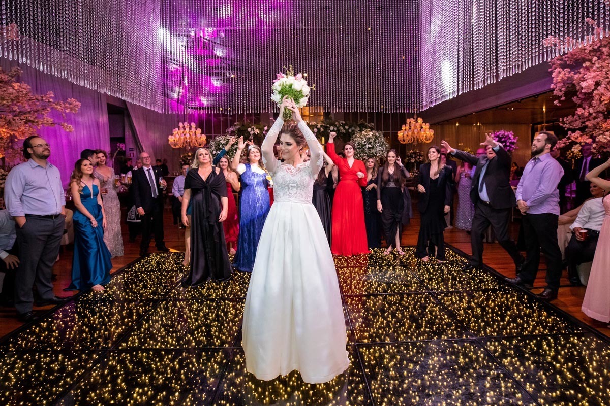 noiva jogando buque no espaço golf