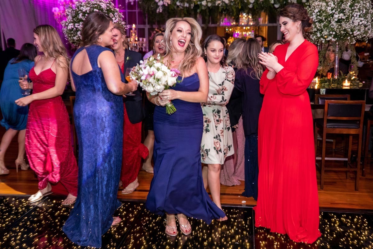 madrinha pegando o buque