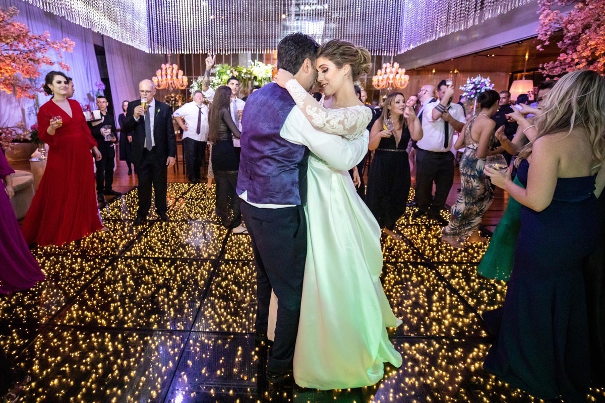 noivos dançando em pista de luz