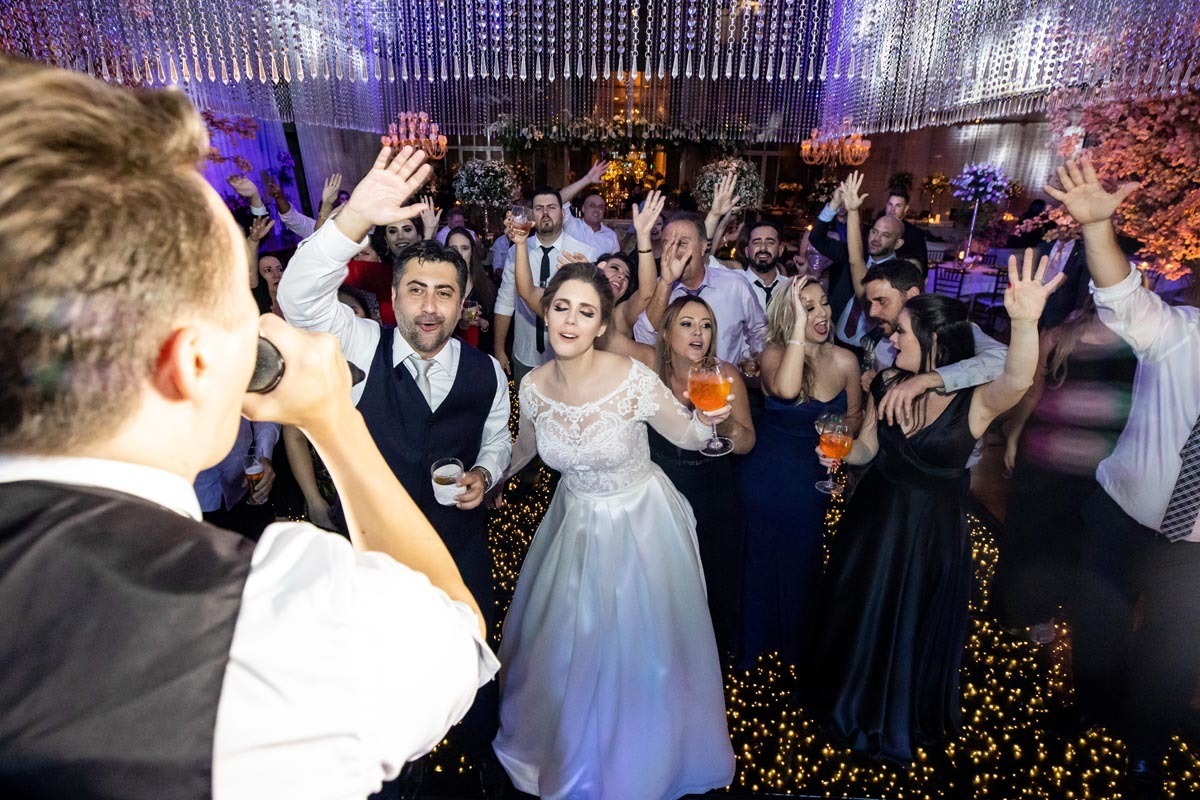 noivos dançando com a banda espaço golf