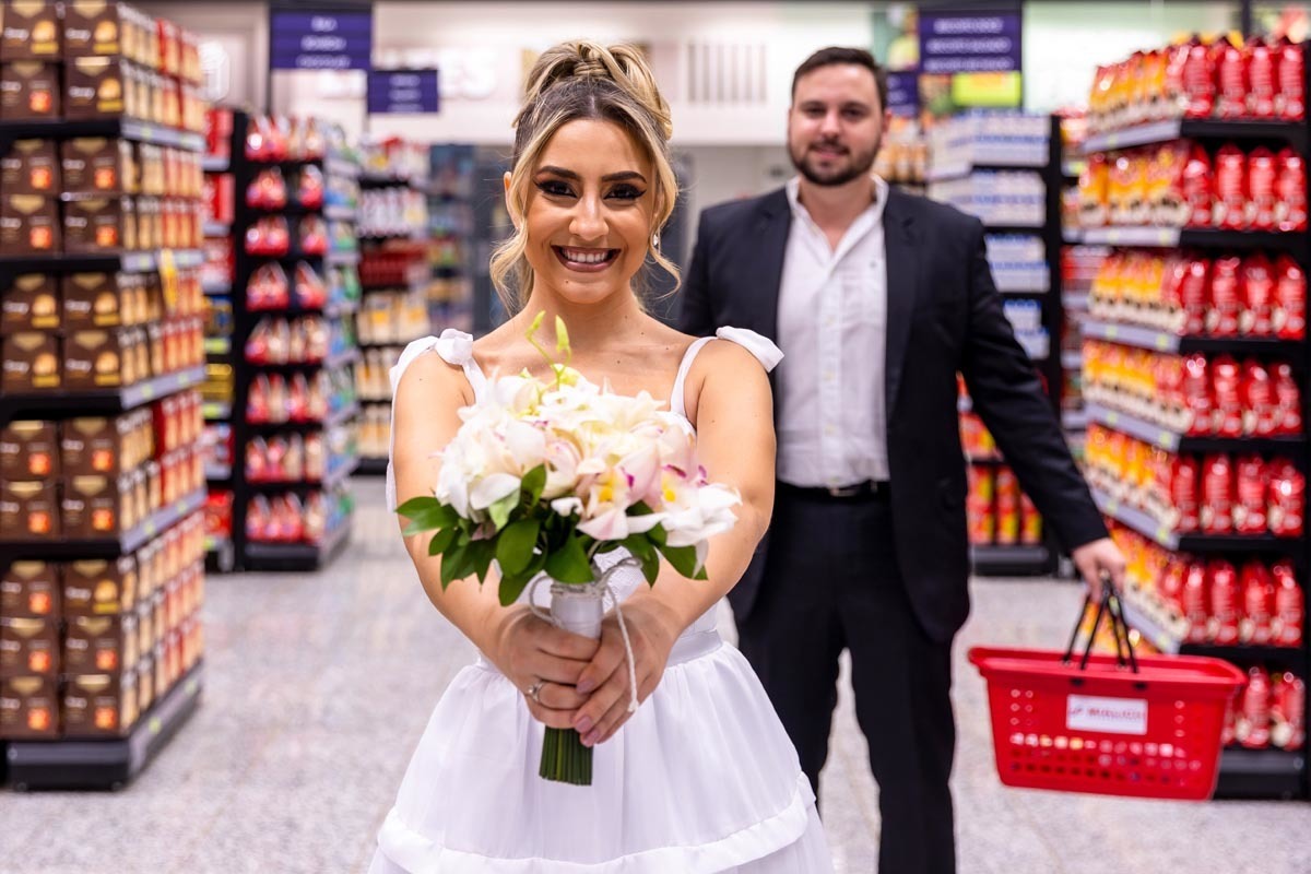 noiva com buque em ensaio pre wedding no supermercado Mialich