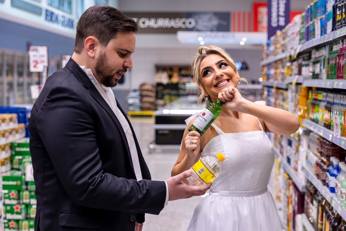 noiva escolhendo bebidas em ensaio pre wedding em supermercado