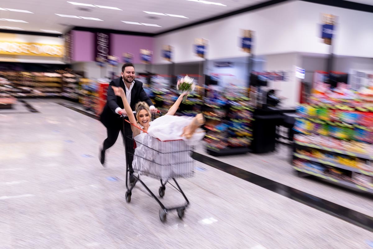 noiva no carrinho do supermercado, ensaio pre casamento