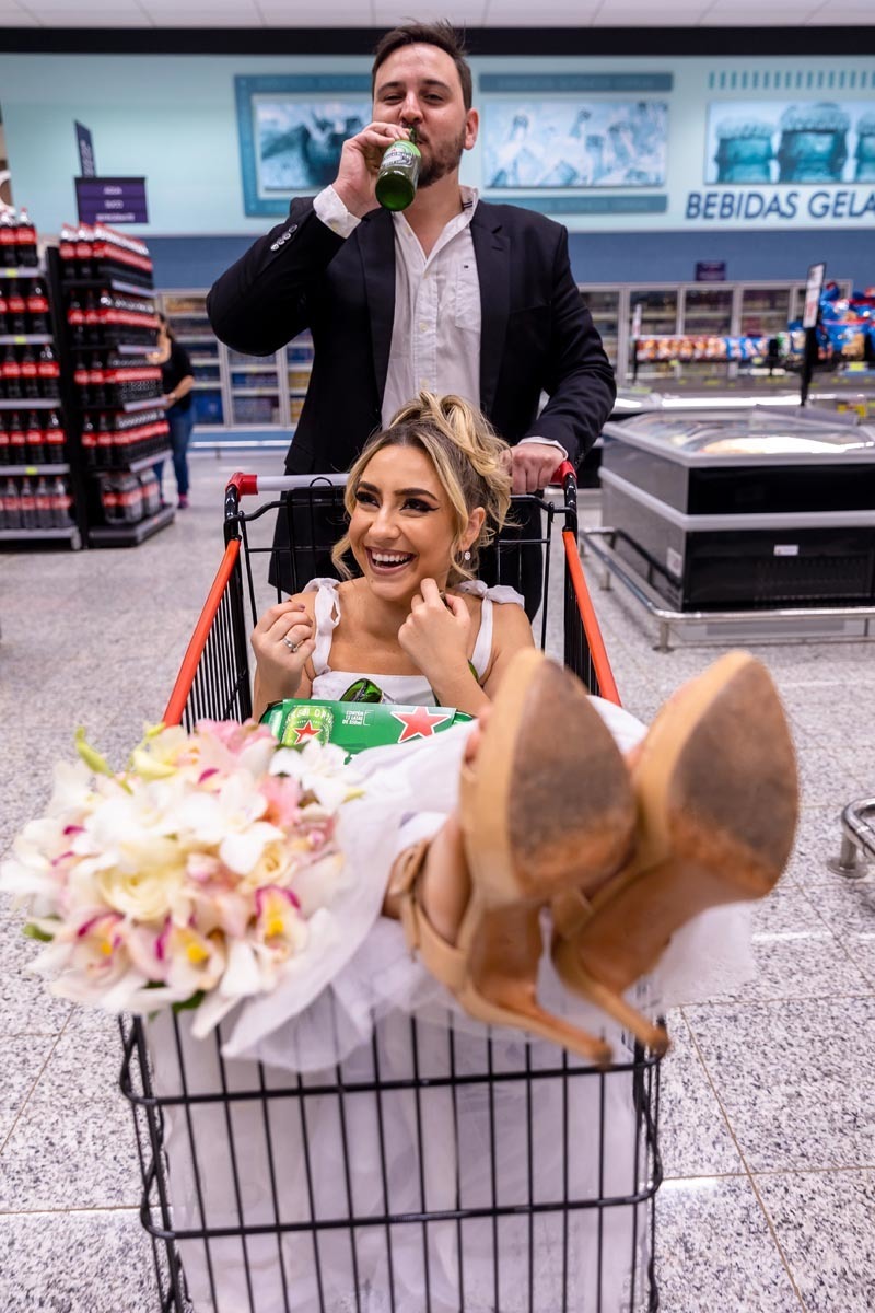 noiva dentro do carrinho de supermercado