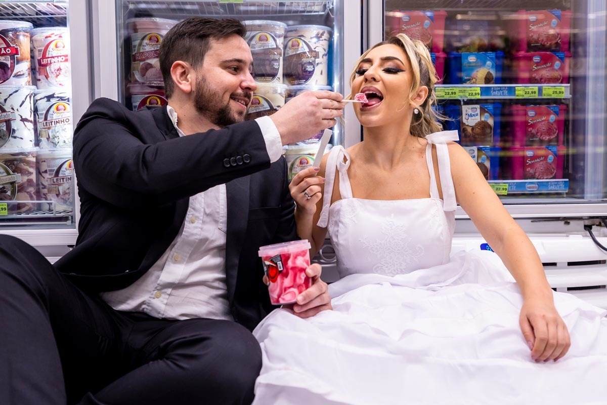 noivos comendo sorvete dentro de supermercado em ensaio pre casamento