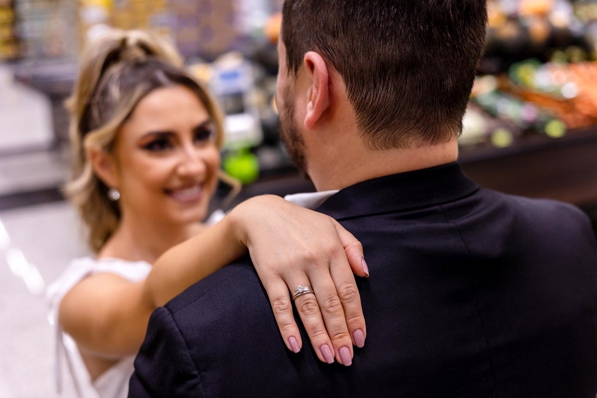 anel de noivado em ensaio fotográfico