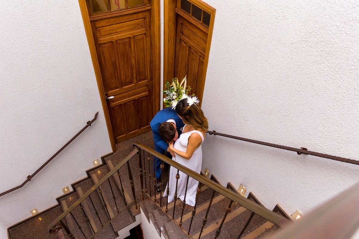 noivo beijando a barriga grávida da noiva