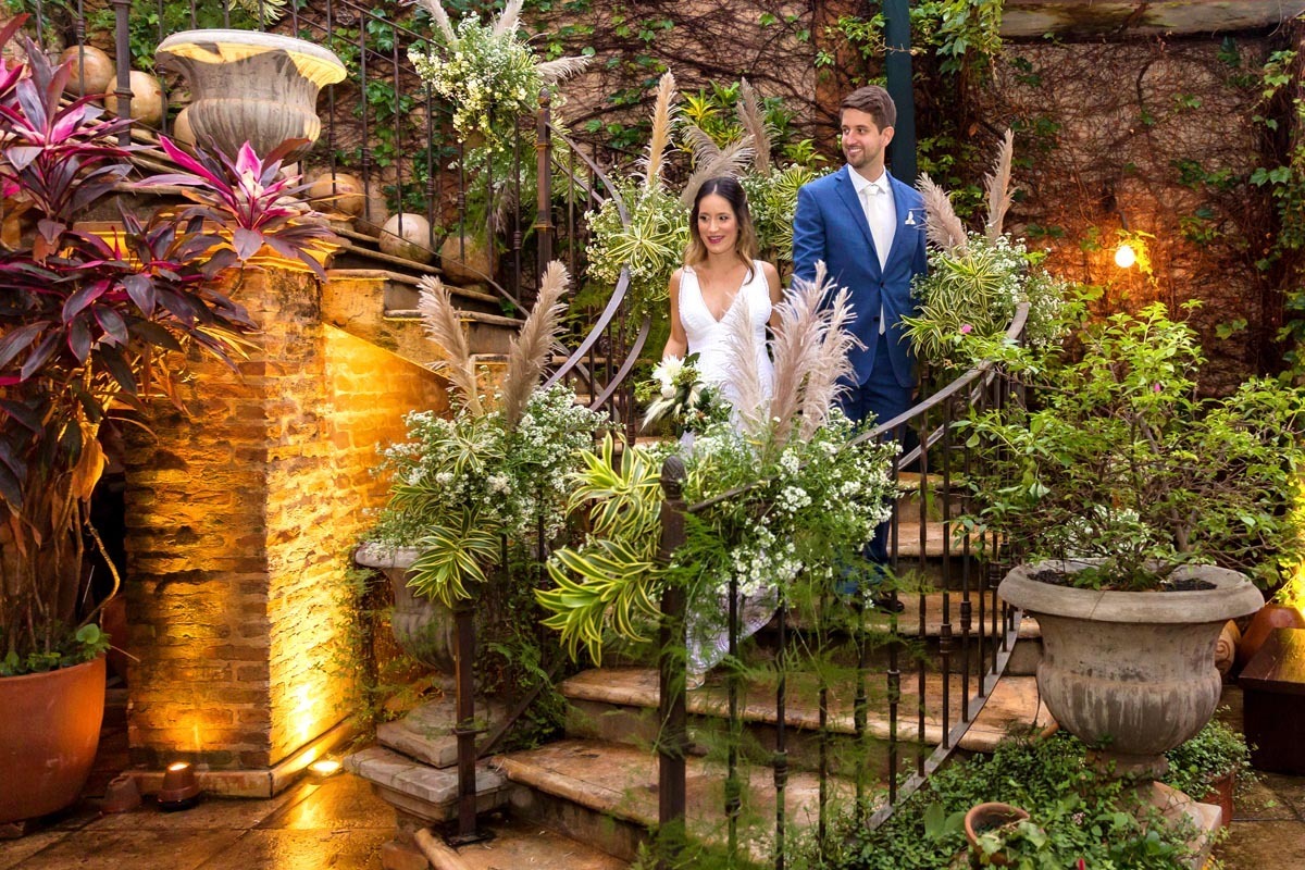 noivos descendo a escada no ristorante amici em ribeirao preo