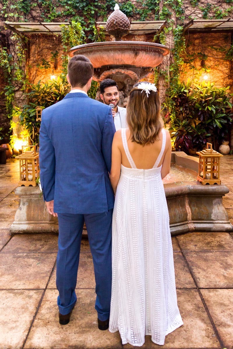 noivos em cerimonia no restaurante amici