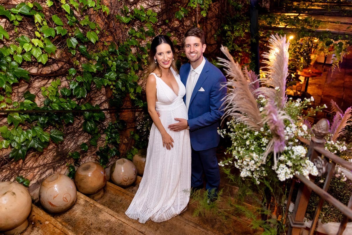 noivos descendo escada do amici ristorante