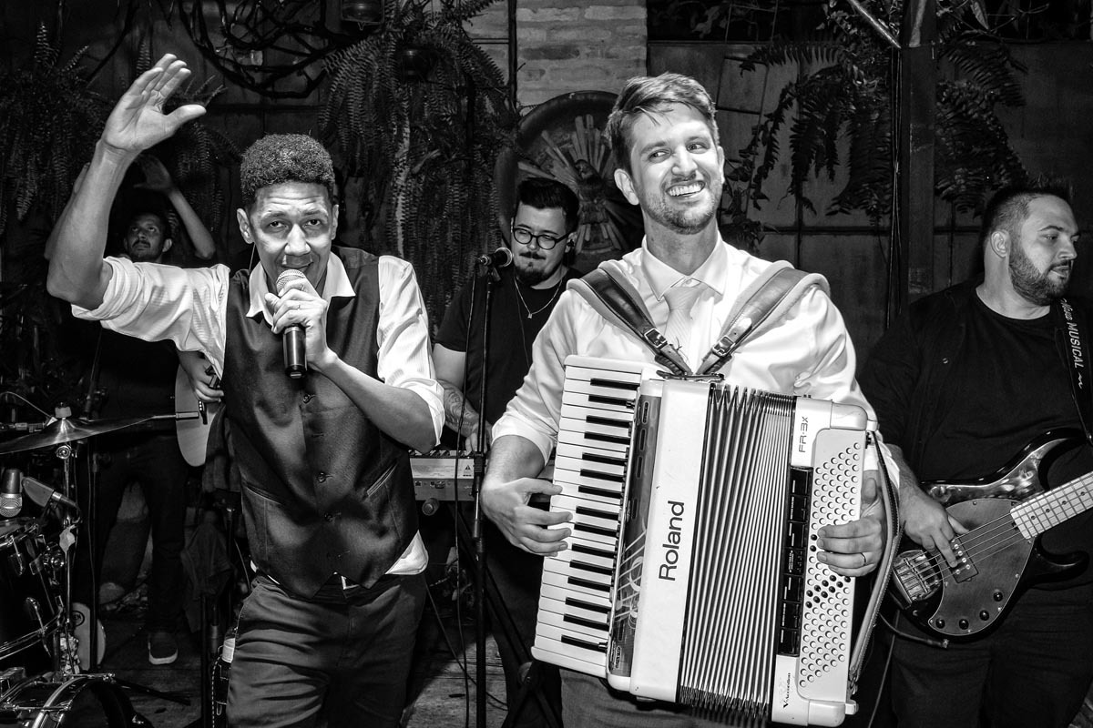 noivo tocando sanfona em seu casamento no amici restaurante
