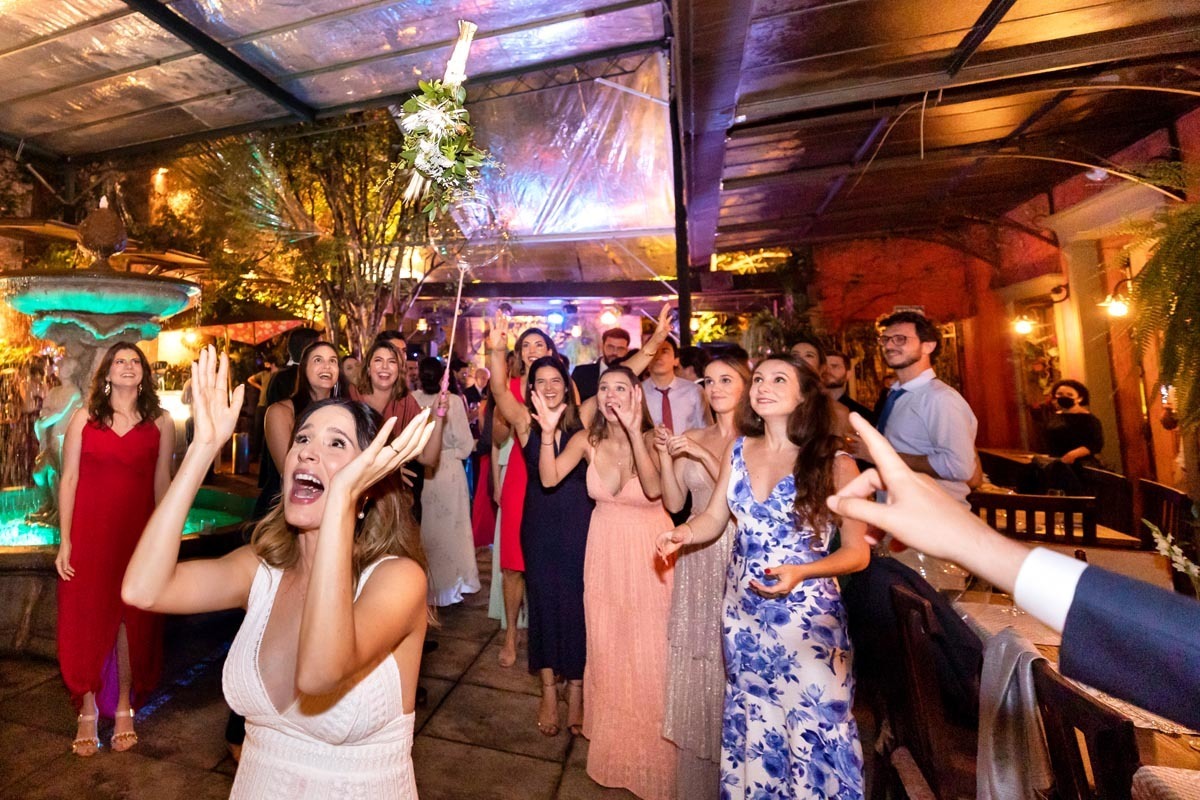 noiva jogando o buque no Amici Ribeirao Preto