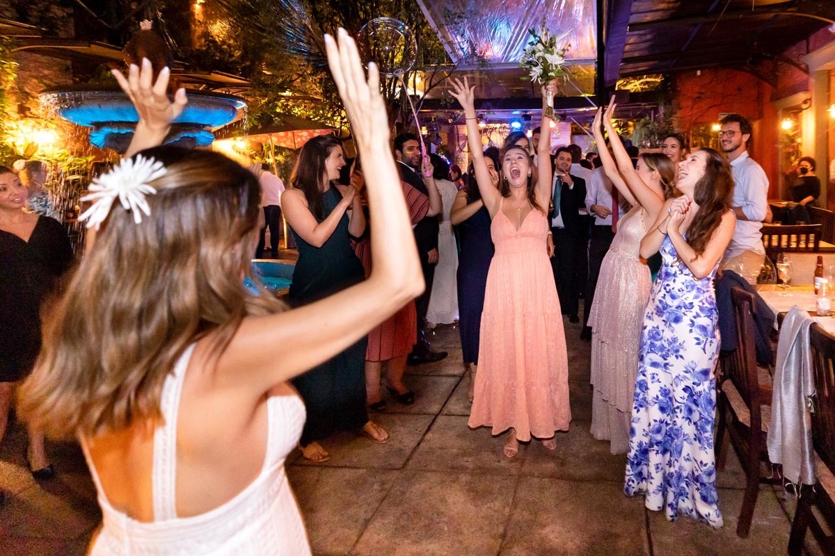 madrinha pegando o buque no Amici Ribeirao Preto