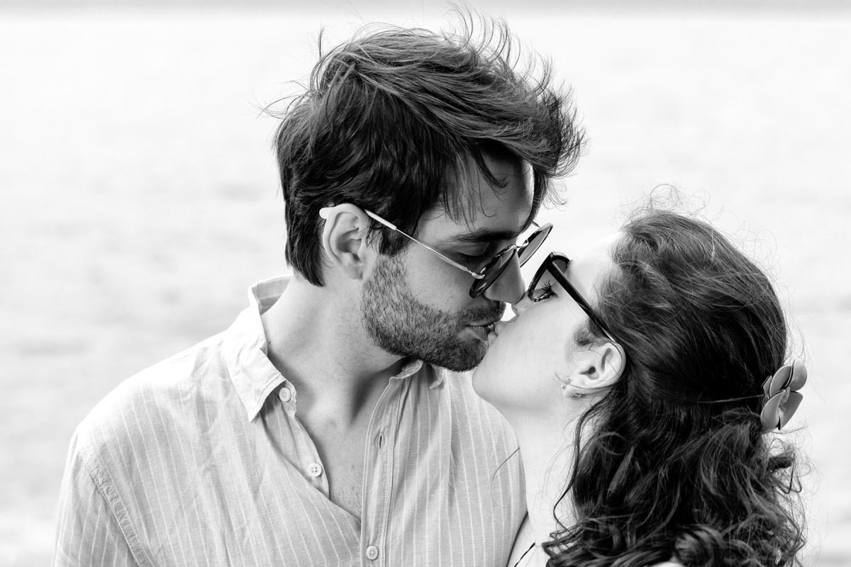 noivos se beijando em ensaio fotografico na praia