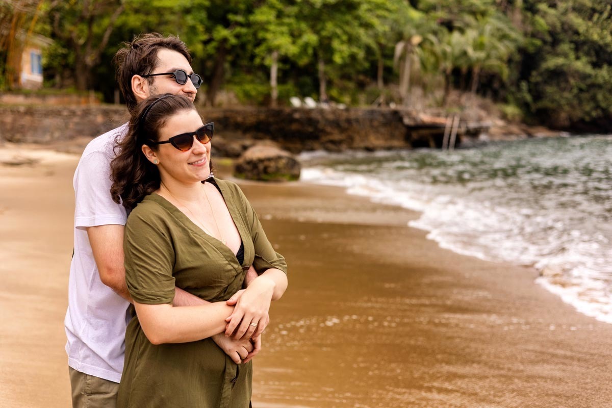 casal observando o mar em ensaio fotografico pre casamento