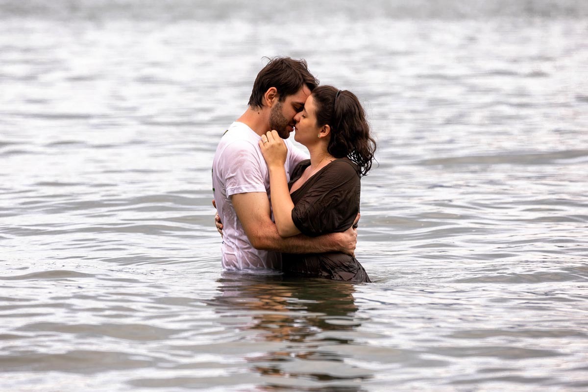 casal se beijando dentro do mar em ensaio pre wedding