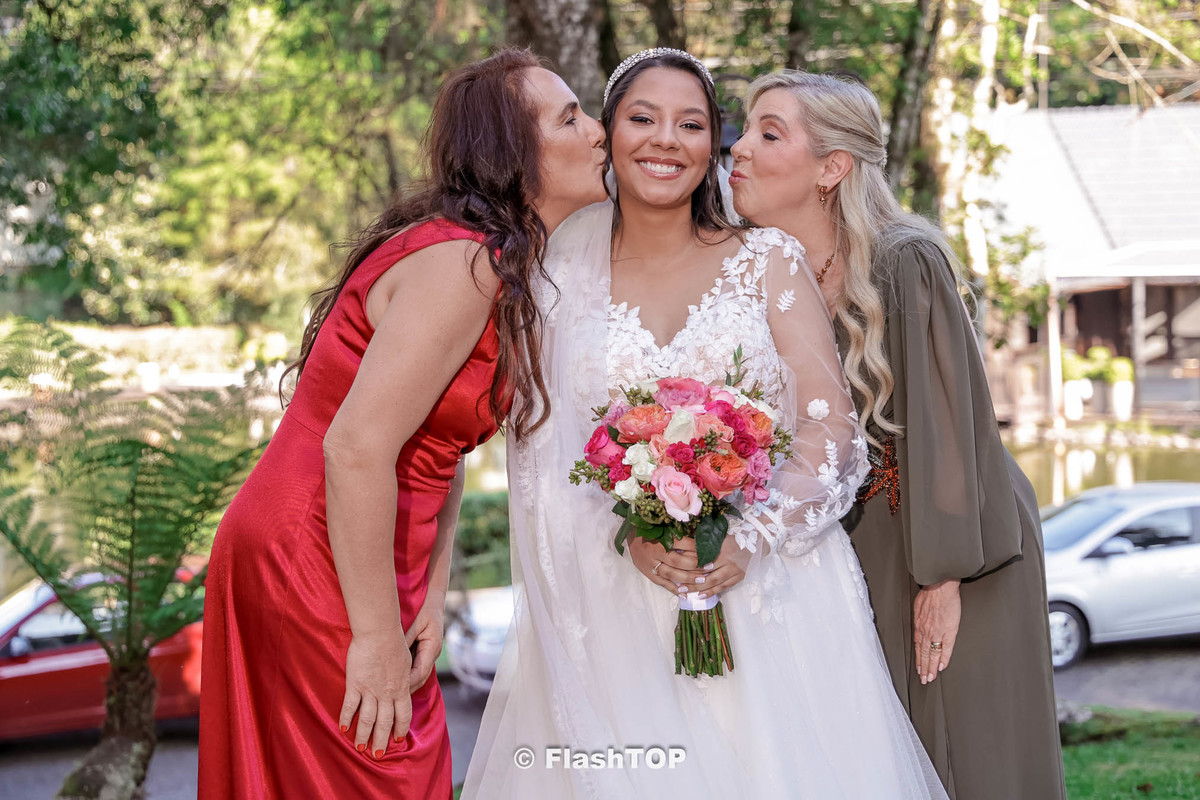 mão dos noivos com a noiva