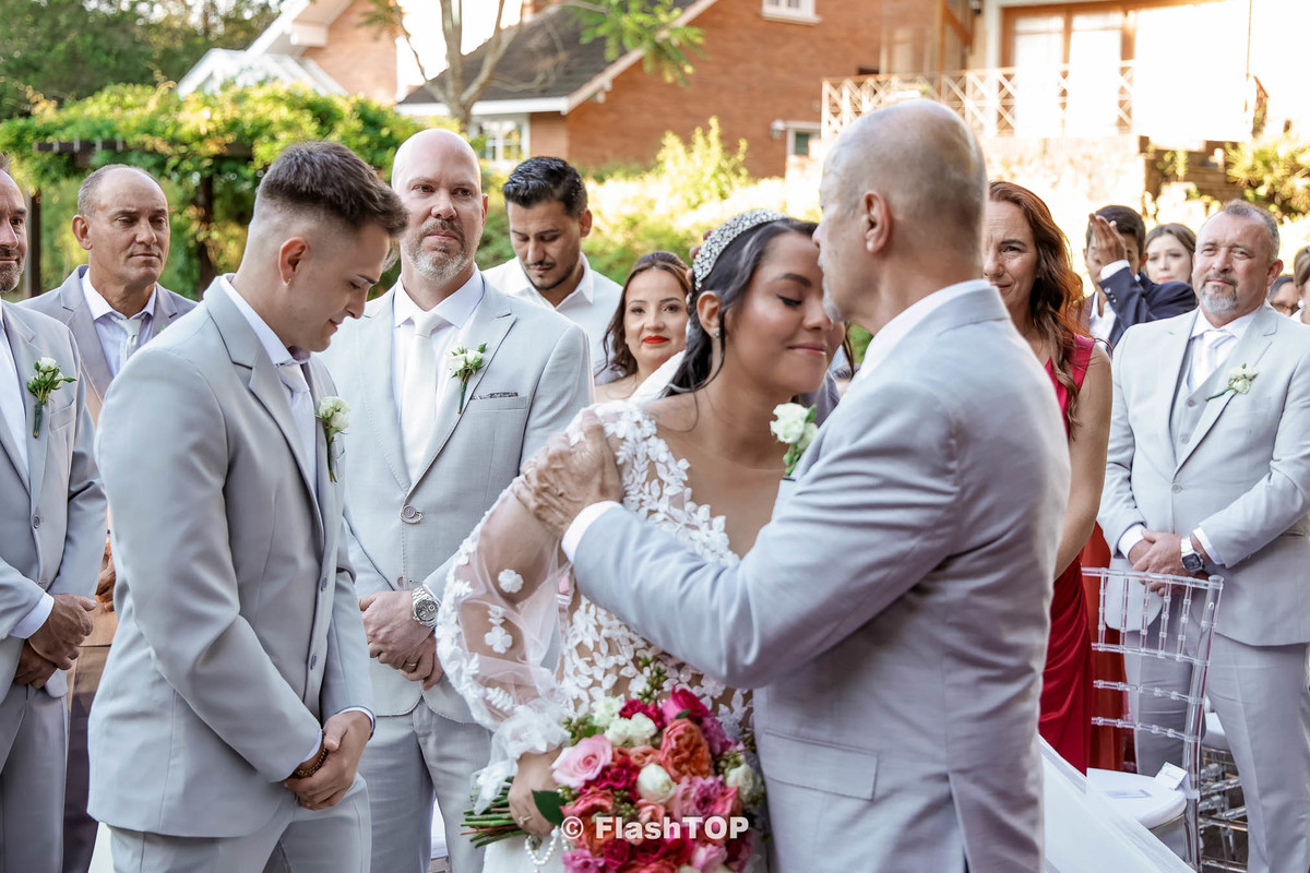 pai se despede da filha no casamento