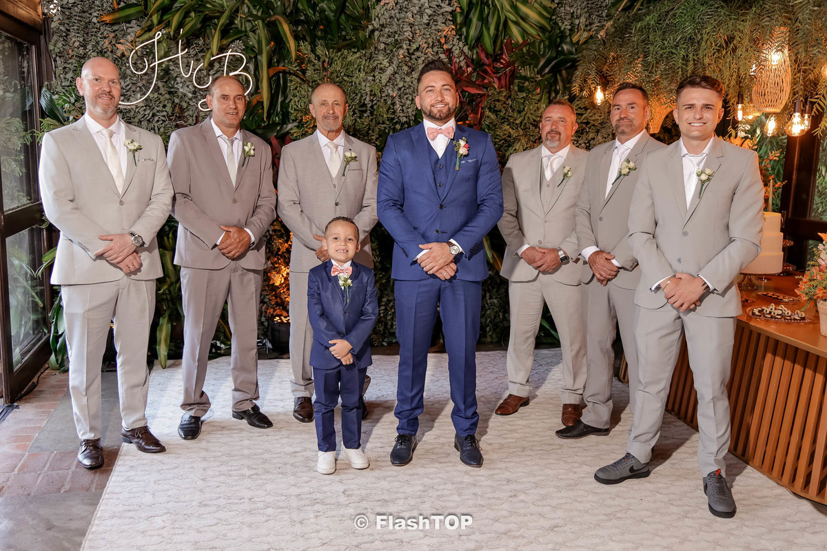 Noivo com padrinhos
