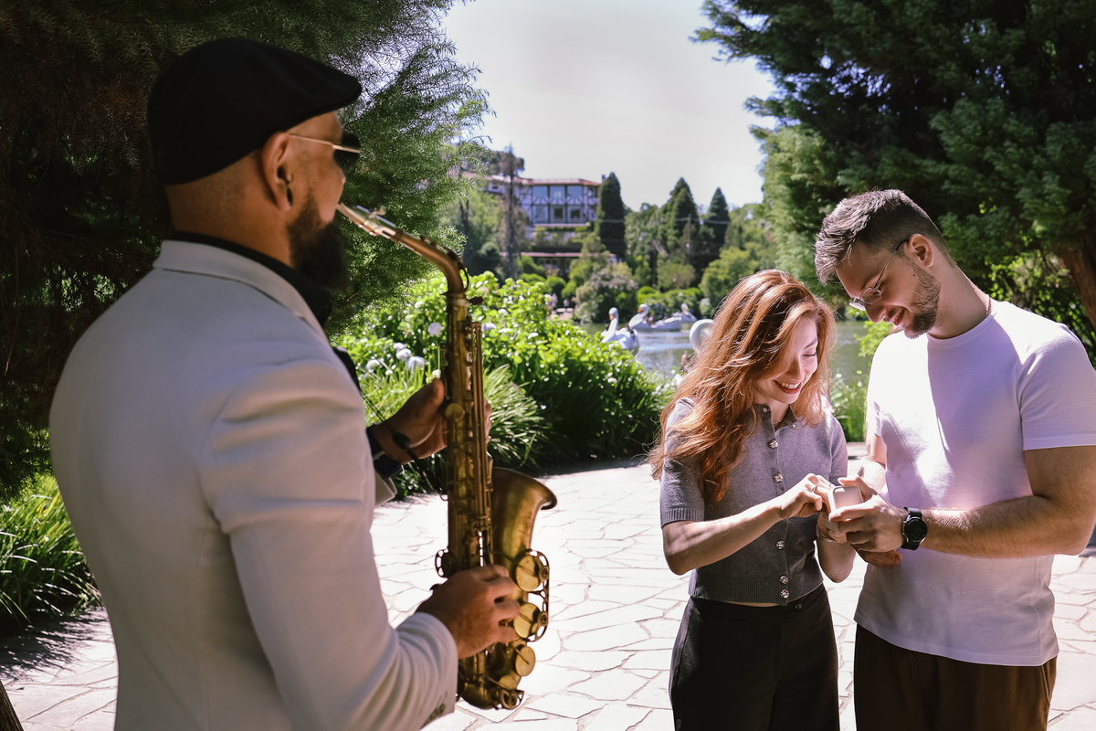 Pedido casamento gramado