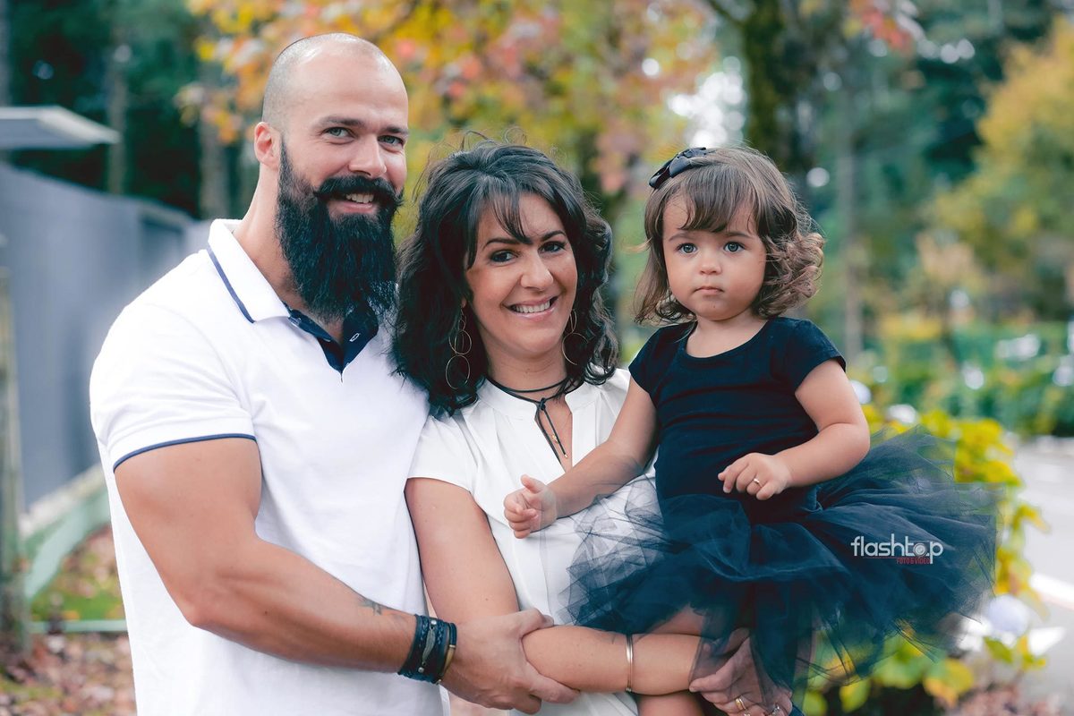 Antonella com a mamãe Cândida e papai Felipe.