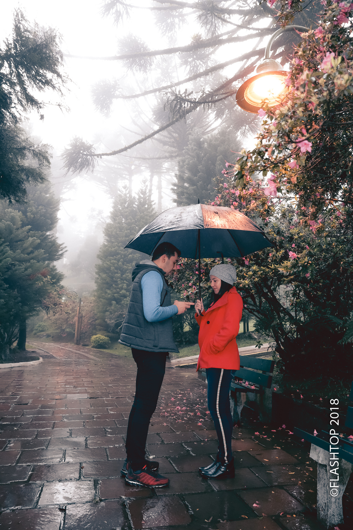 Leandro Soares pediu Ketlin Batista em casamento no Lago Negro em Gramado-RS.