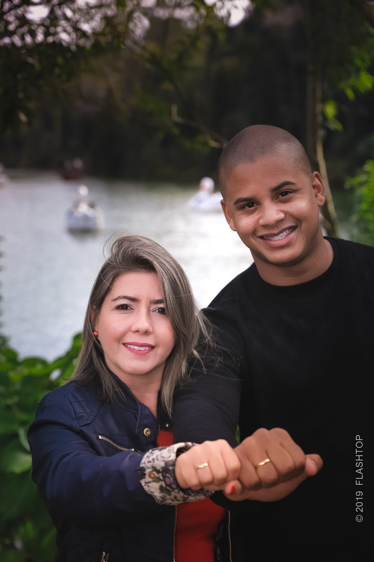 Fotografia de casal em gramado