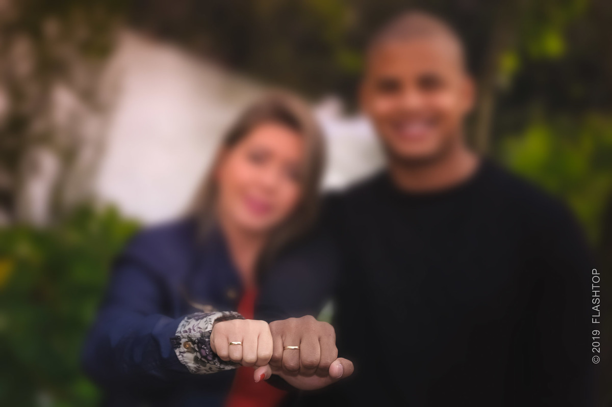 Fotografia de casal em gramado