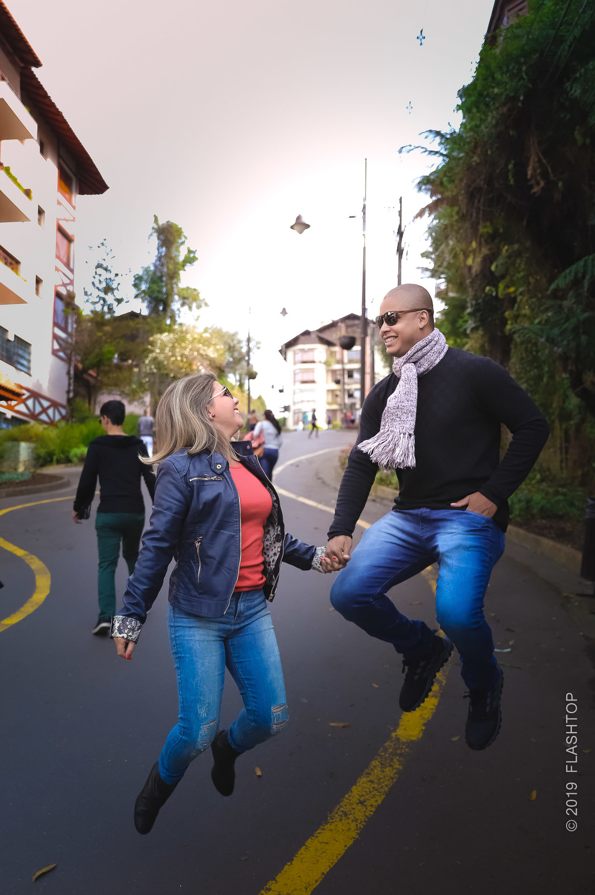 Fotografia de casal em gramado