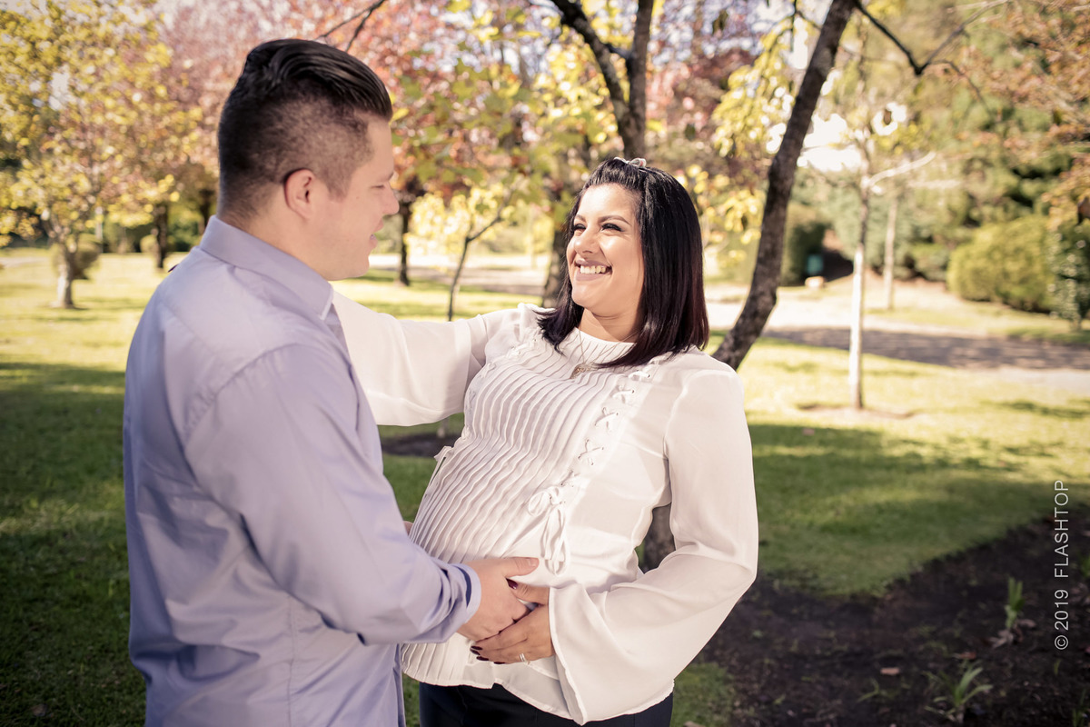 Ensaio gestante externo canela e gramado