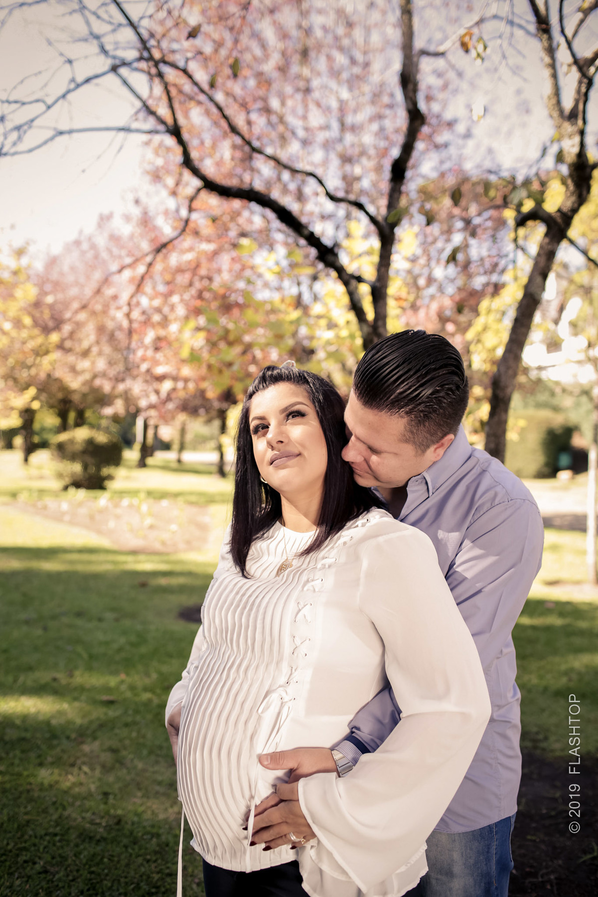 Ensaio gestante externo canela e gramado