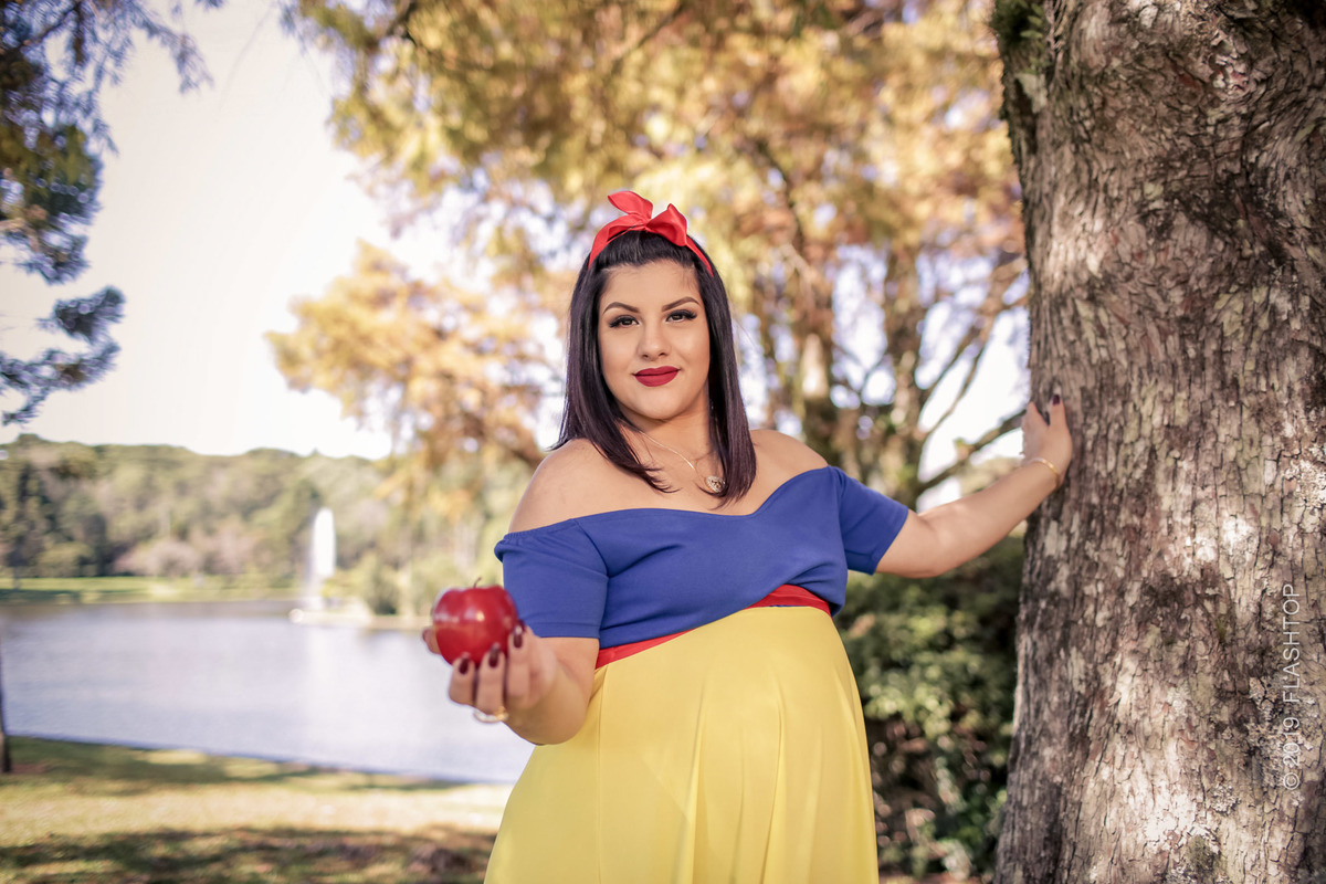 Ensaio gestante externo canela e gramado