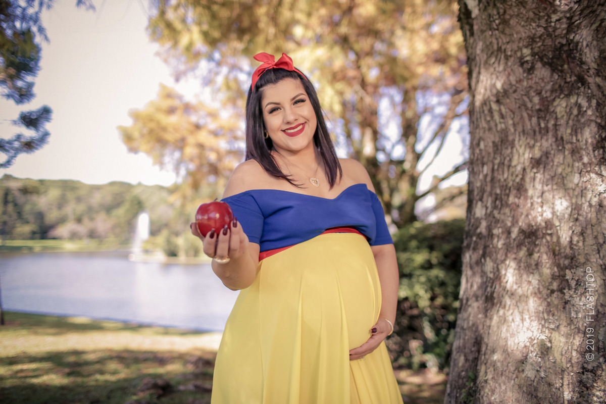 Ensaio gestante externo canela e gramado