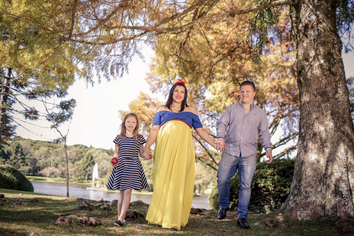 Ensaio gestante externo canela e gramado