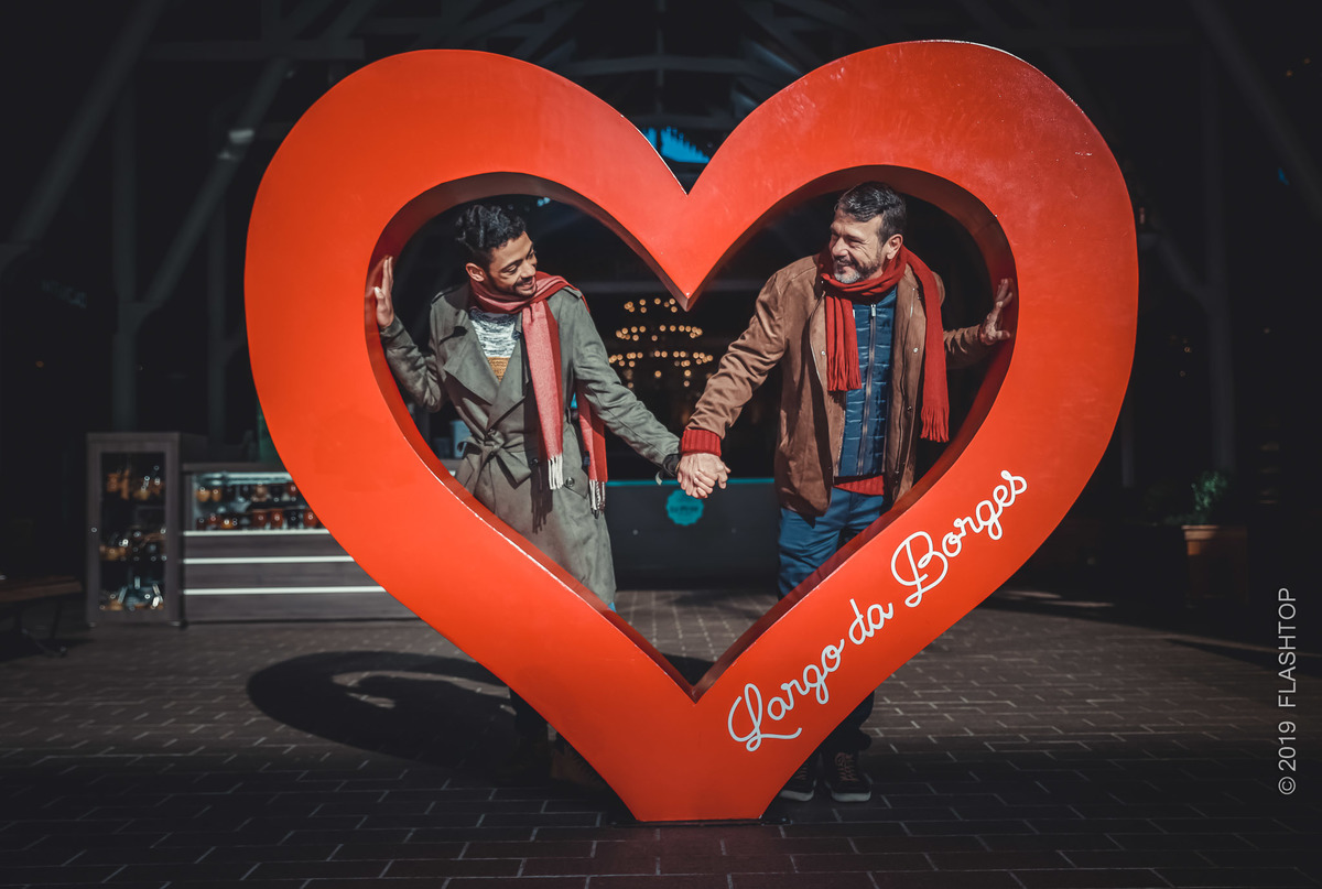 foto de casal lgbt em Gramado