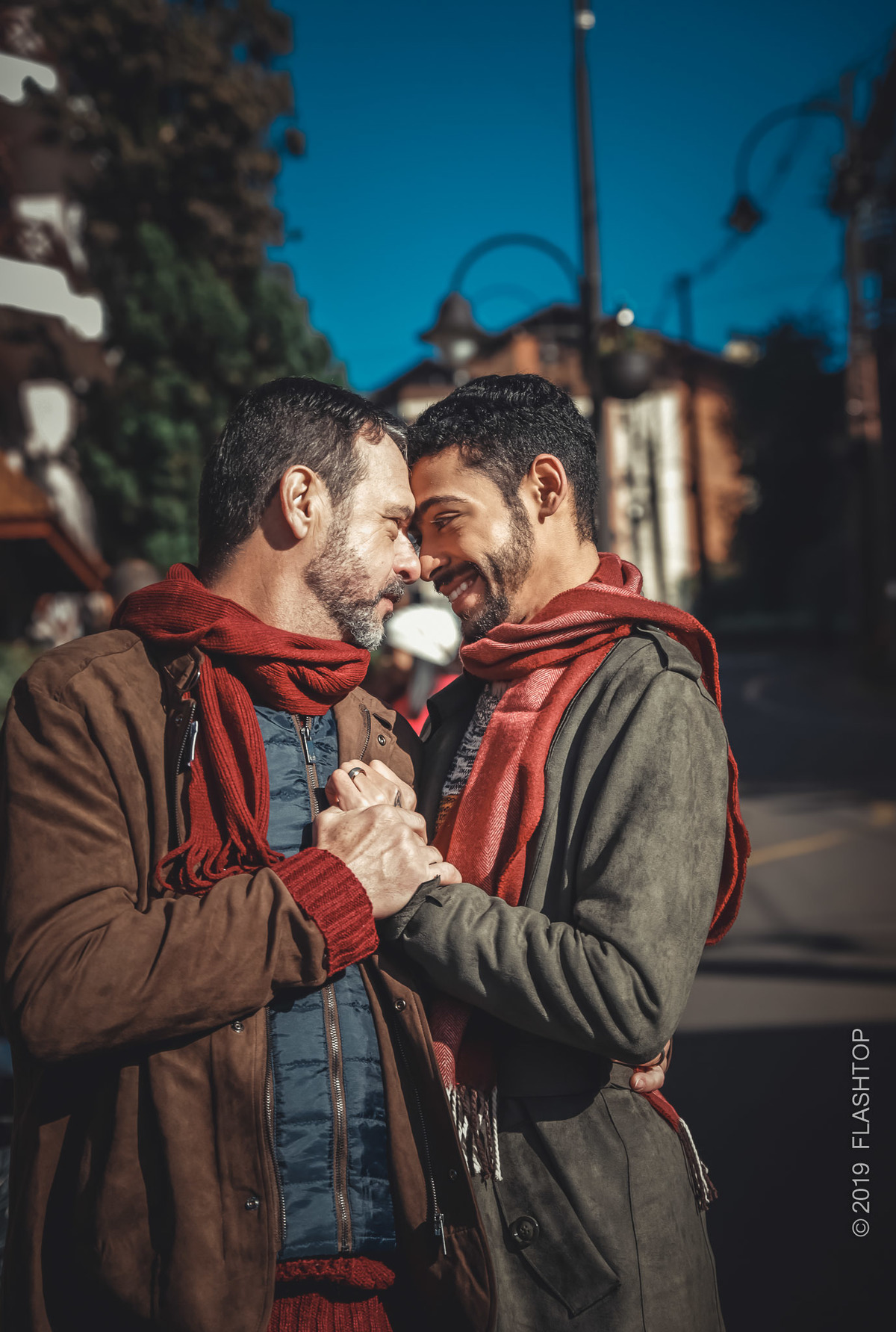 foto de casal lgbt em Gramado em Gramado
