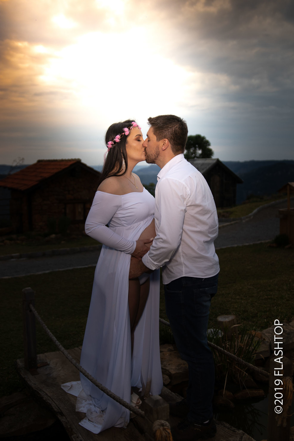 Casal gestante gestante canela e gramado