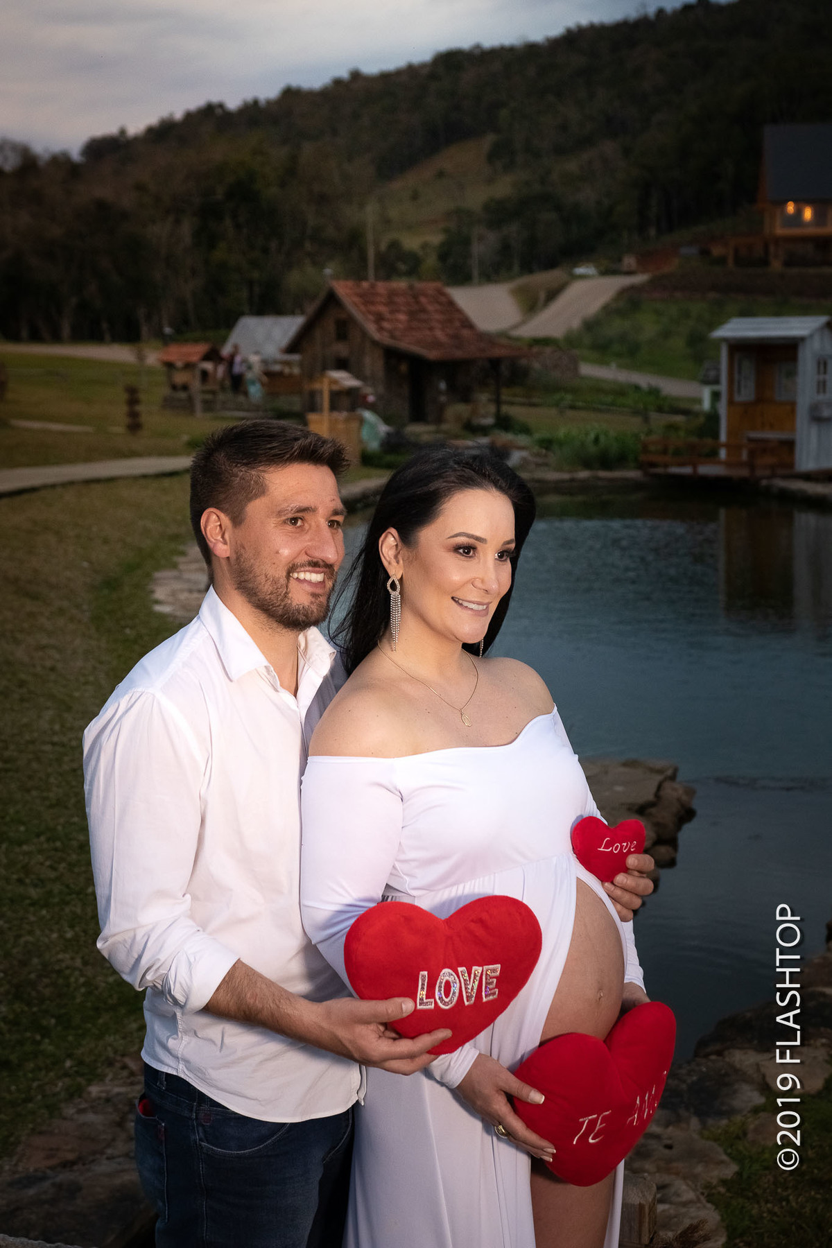 Casal gestante gestante canela e gramado