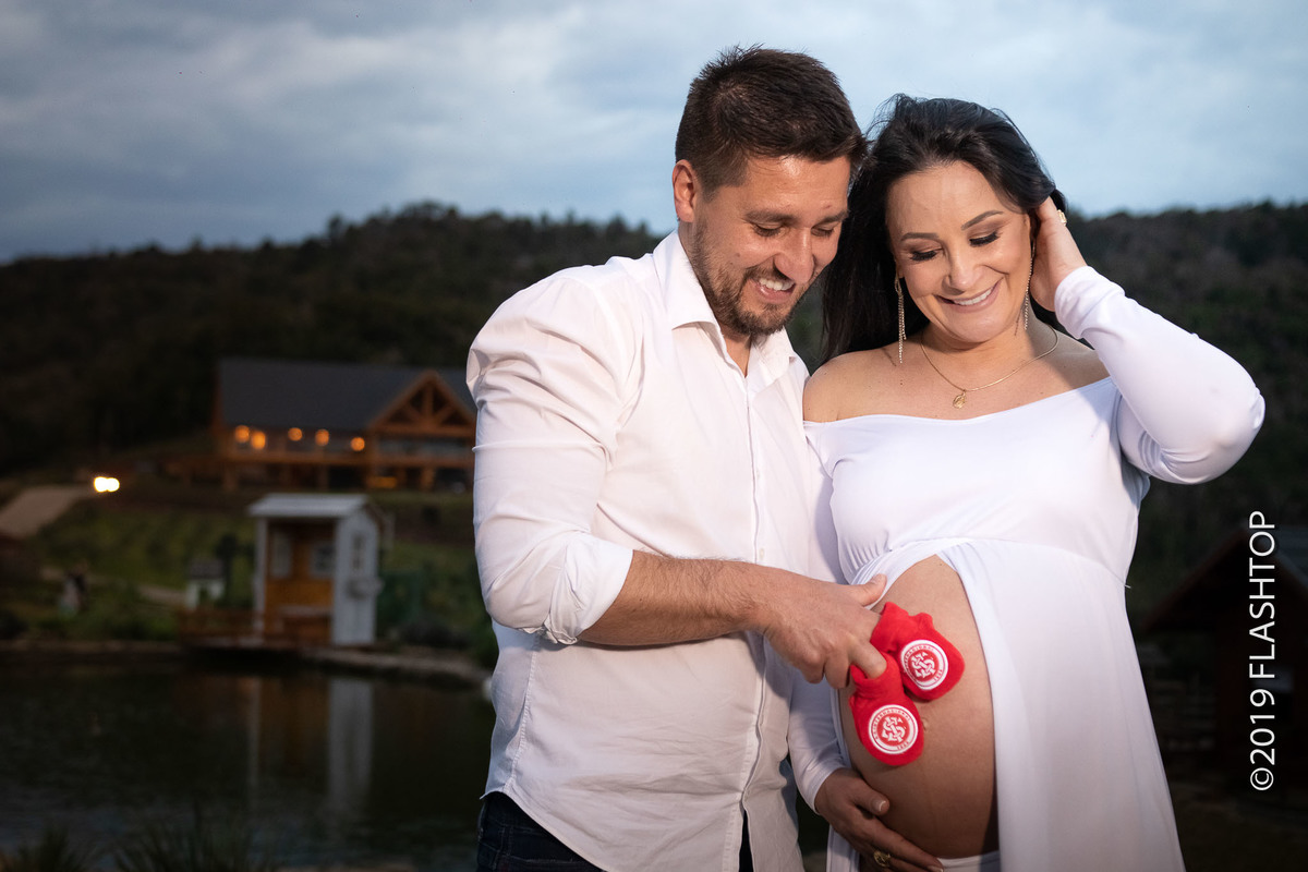 Casal gestante gestante canela e gramado