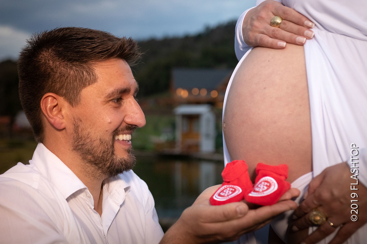 Casal gestante gestante canela e gramado