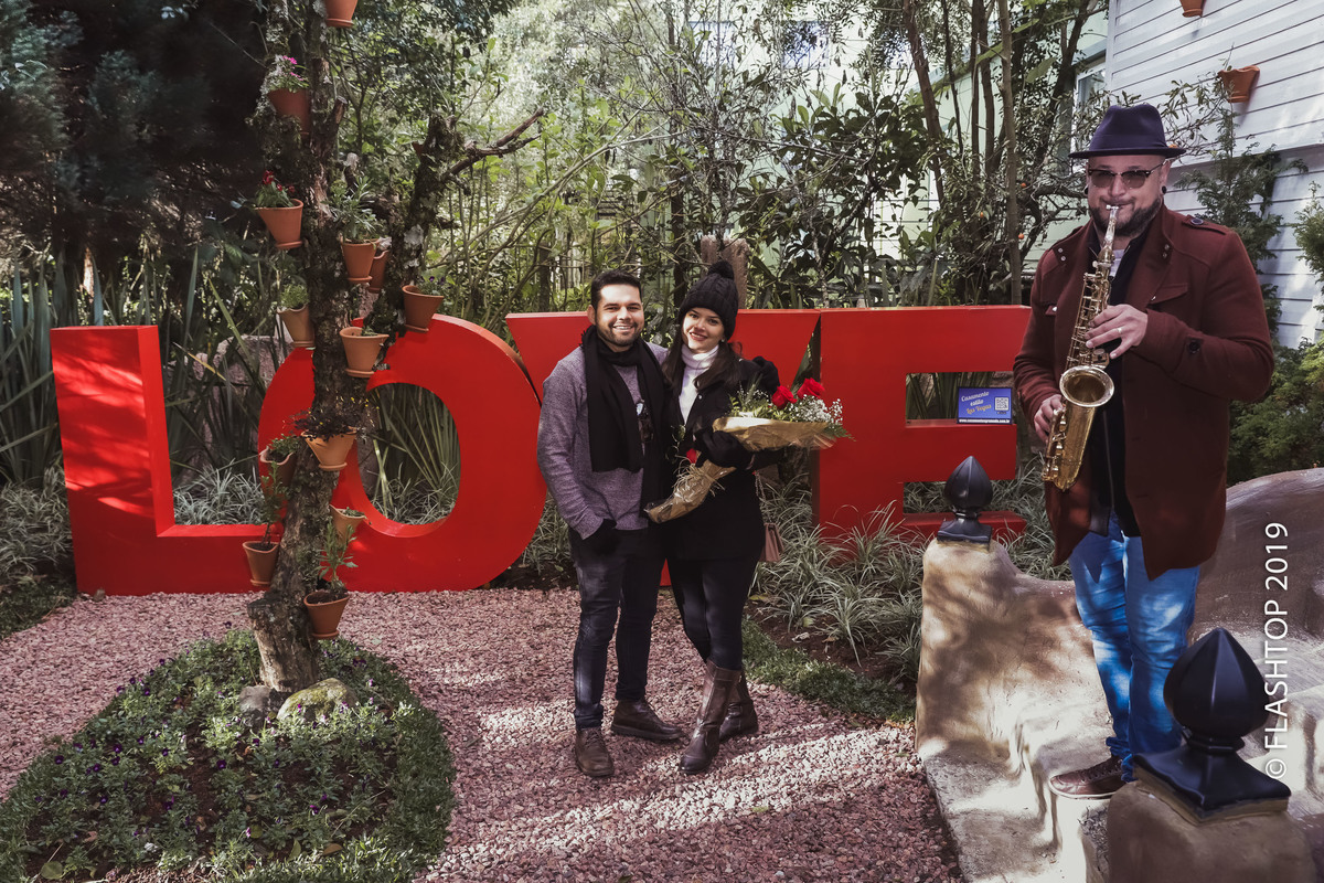 Pedido de casamento no Jardim do Amor em Gramado