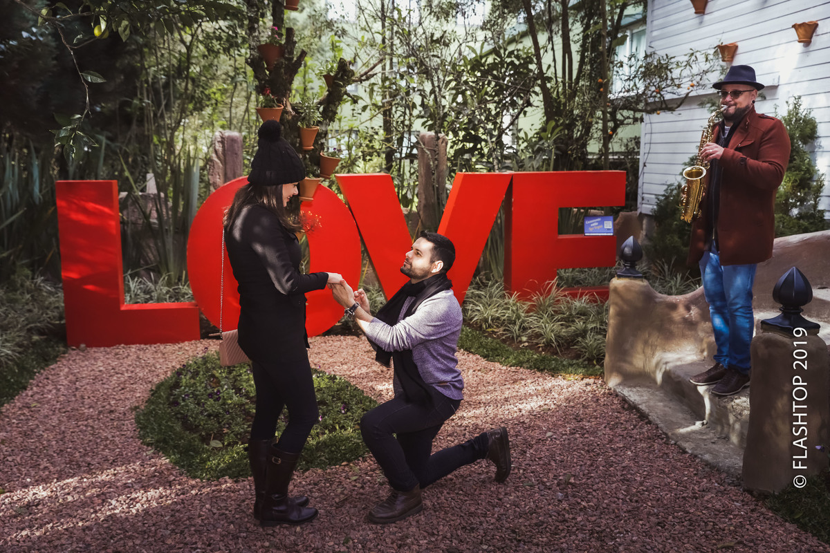 Pedido de casamento no Jardim do Amor em Gramado