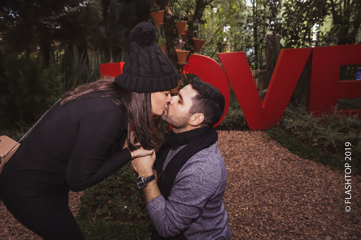 Pedido de casamento no Jardim do Amor em Gramado