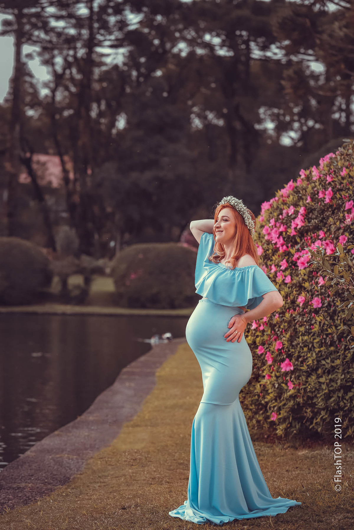 Ensaio fotográfico gestante em canela e gramado